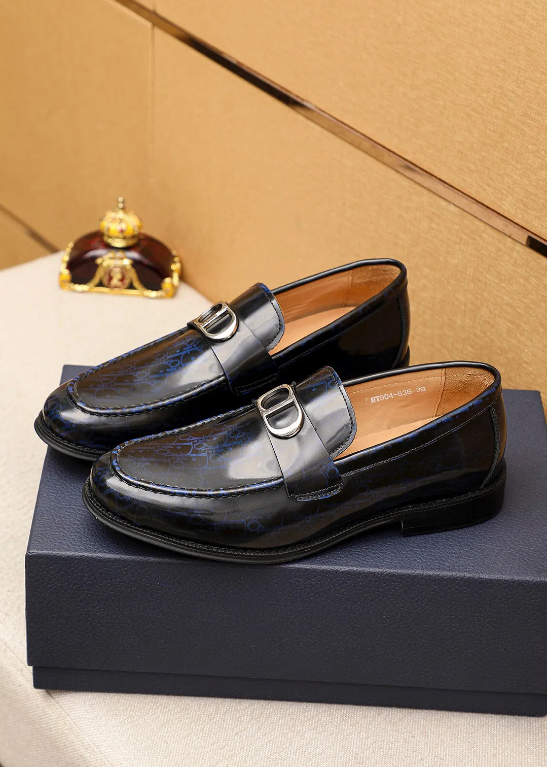 Men's shoes 💰480 💐 Product trademark: Dior "Dior" casual leather shoes Regular size: 39-44 (38.45.46🉑️Customized) Product materials: Selected Italian imported first-layer open-edge beaded cowhide leather upper + classic hardware buckle, imported water-dyed 🐂 cowhide lining. Strong three-dimensional visual effect, original outsole Color: 3⃣️colors available